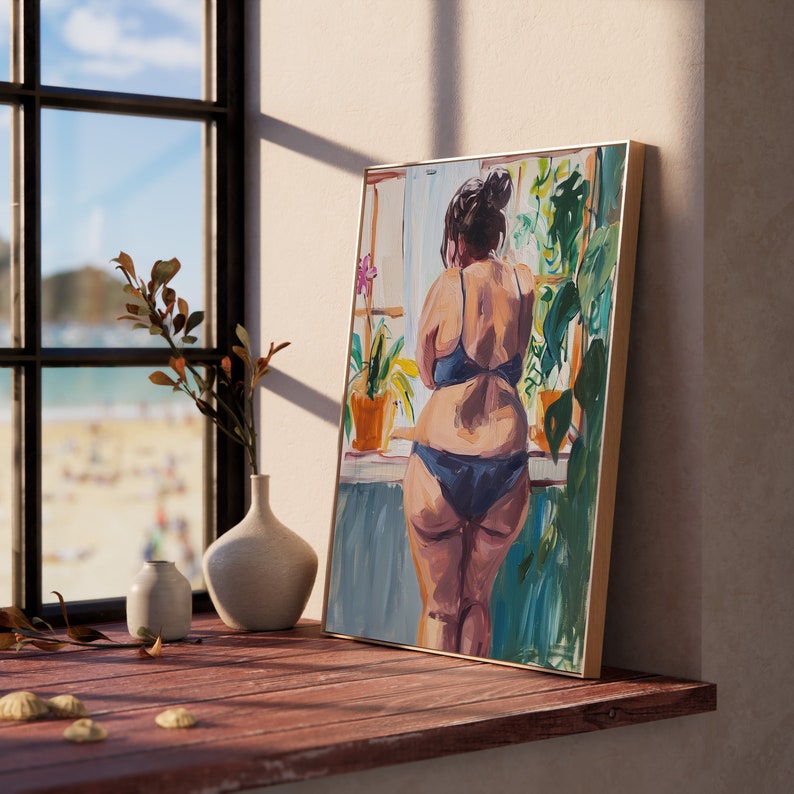 Op de afbeelding: Een schilderij van een persoon die voor een raam met planten staat. De persoon draagt een zwarte bikini en kijkt uit het raam. Het schilderij is ingelijst in een gouden lijst.