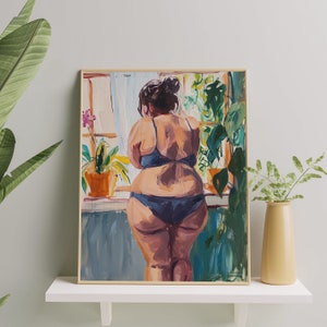 Op de afbeelding: Een schilderij van een persoon die voor een raam met planten staat. De persoon draagt een zwarte bh en ondergoed. Het schilderij is gemaakt in een kleurrijke stijl.