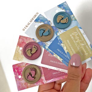 Etiqueta de regalo para bebé con sello de pies/huella (impresión autoadhesiva): etiquetas colgantes/regalos personalizados para invitaciones de baby shower/sello de sobre