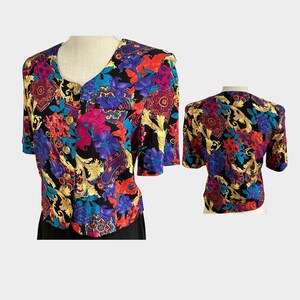 Gold buttoned Cropped Blouse Short sleeve Elegant blouse Black w/bright floral print Petite Woman&#39;s Blouse - Eco-friendly vintage shop
