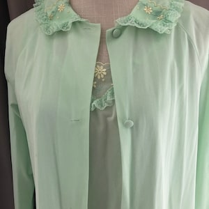 70&#39;s Night Gown S - Lace & Ruffles Pastel green, yellow Embroidered Daisies - Eco-friendly vintage clothing shop