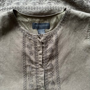 00s linen Blouse - Army Green Tank top  Floral Embroidery accents on front - Women&#39;s medium vintage blouse - Eco-friendly shop
