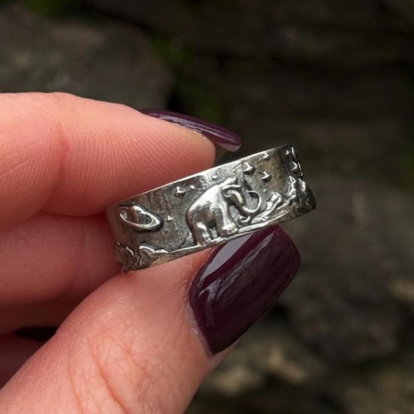 Anillo de plata de mamut cósmico: mamut antiguo, estrellas, planetas y montañas, joyería de naturaleza prehistórica, regalo de aventura en la naturaleza.