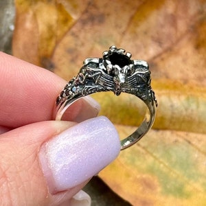 Bague chauve-souris gothique et tête de mort - Alliance gothique parfaite