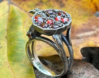 Handgefertigter Vintage Silberring mit Granatapfelmotiv - Retro Glamour