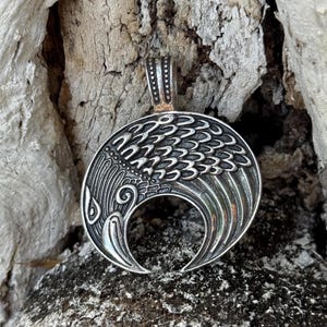 Zilveren halve maan raaf ketting | Viking-amulet met maan- en raafsymbool | Heidens-heksenamulet