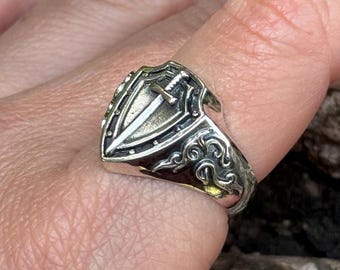 Herrenring mit Schild und Schwert – Tempelritter Tempelritter Ring in 925 Sterling Silber, Bronze oder vergoldet | Mittelalterlicher Krieger Schmuck für Ihn