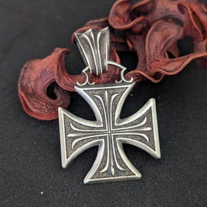 Maltese Cross Pendant – Men&#39;s Cross Necklace in Silver, Bronze or Gold – Enamel Cross Amulet – Knight Templar Style Gothic Pendant