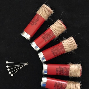 赤いショットガンシェルのブートニア、コサージュ、ピンオン、記念品、パーティーの記念品