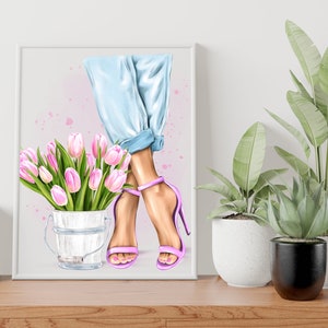 K&ouml;nnte beinhalten: Eine gerahmte Illustration von Frauenbeinen, die rosa High Heels und blaue Jeans tragen. Im Vordergrund befindet sich ein Strau&szlig; rosa Tulpen in einem wei&szlig;en Eimer.