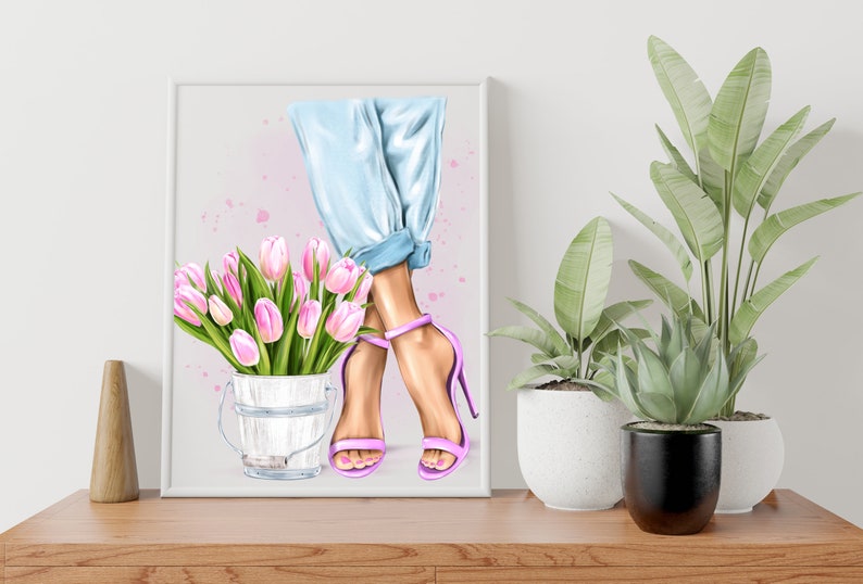 K&ouml;nnte beinhalten: Eine gerahmte Illustration von Frauenbeinen, die rosa High Heels und blaue Jeans tragen. Im Vordergrund befindet sich ein Strau&szlig; rosa Tulpen in einem wei&szlig;en Eimer.