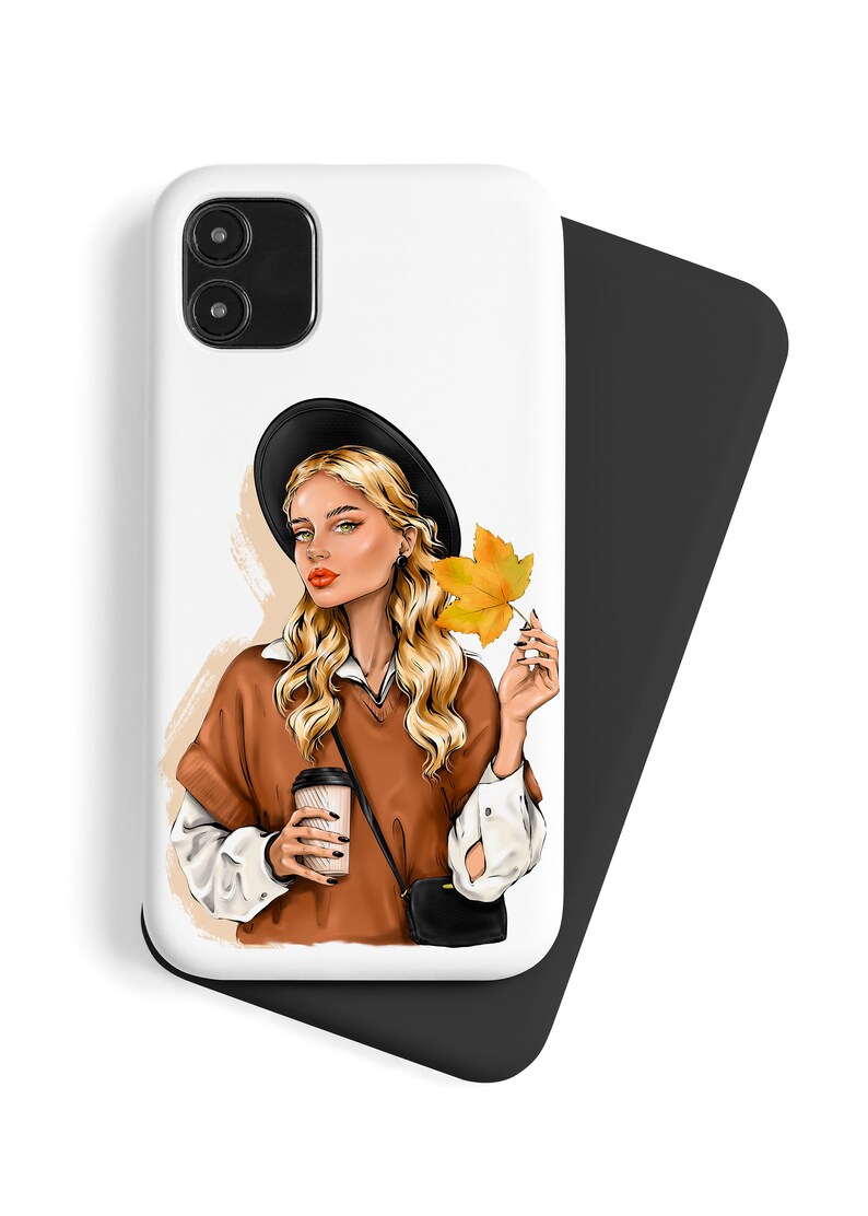 Pode incluir: Uma capa de telefone branca com uma ilustra&ccedil;&atilde;o em preto e branco de uma mulher usando um chap&eacute;u preto e um su&eacute;ter marrom segurando uma x&iacute;cara de caf&eacute; e uma folha amarela.
