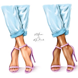 K&ouml;nnte beinhalten: Zwei Beinpaare tragen hellblaue Jeans mit hochgekrempelten B&uuml;ndchen. Jedes Paar tr&auml;gt ein Paar lavendelfarbene High-Heel-Sandalen. Der Text "Man in Pink" ist in schwarzer Kursivschrift geschrieben.