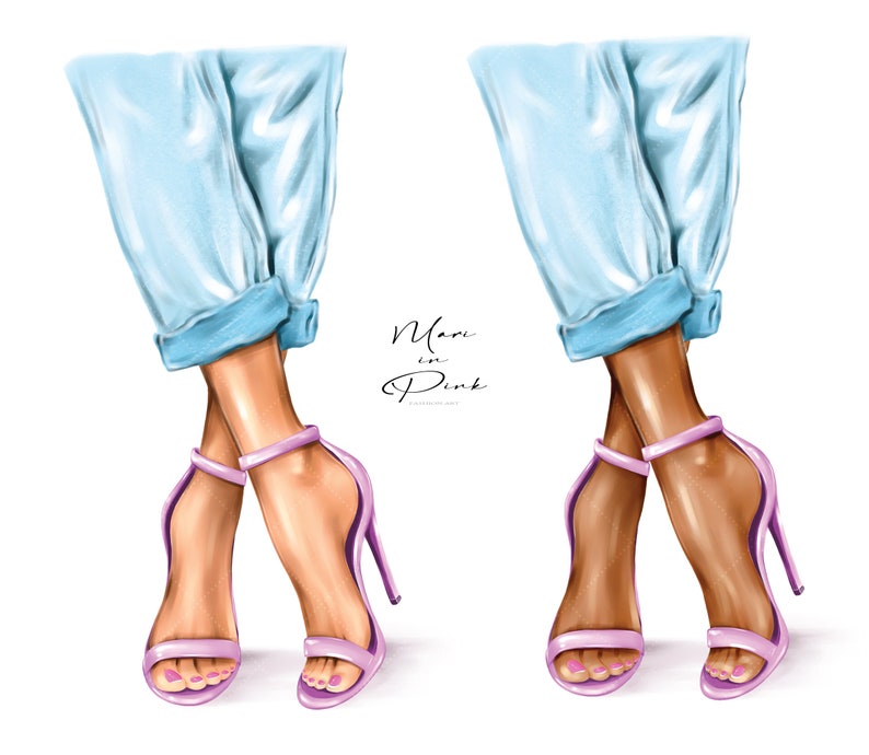 K&ouml;nnte beinhalten: Zwei Beinpaare tragen hellblaue Jeans mit hochgekrempelten B&uuml;ndchen. Jedes Paar tr&auml;gt ein Paar lavendelfarbene High-Heel-Sandalen. Der Text "Man in Pink" ist in schwarzer Kursivschrift geschrieben.