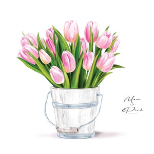 K&ouml;nnte beinhalten: Ein Strau&szlig; rosa Tulpen in einem wei&szlig;en Holz-Eimer mit einem Metallgriff. Der Eimer hat einen rustikalen, l&auml;ndlichen Stil. Der Text "Mom in Pink" ist in Kursivschrift unter dem Eimer geschrieben.