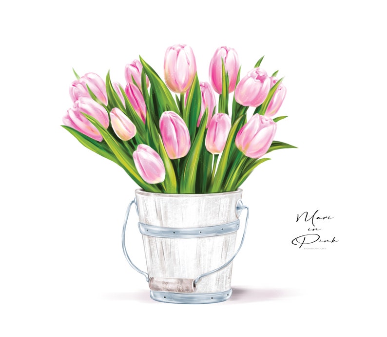 K&ouml;nnte beinhalten: Ein Strau&szlig; rosa Tulpen in einem wei&szlig;en Holz-Eimer mit einem Metallgriff. Der Eimer hat einen rustikalen, l&auml;ndlichen Stil. Der Text "Mom in Pink" ist in Kursivschrift unter dem Eimer geschrieben.
