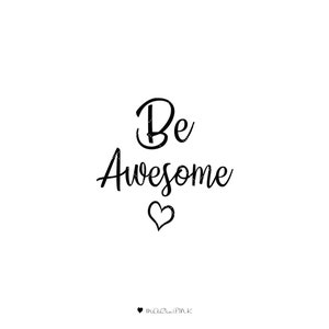 K&ouml;nnte beinhalten: Schwarz-wei&szlig;er Typografie-Druck mit dem Text "Be Awesome" und einem kleinen Herzsymbol darunter. Der Text ist in handschriftlicher Form.