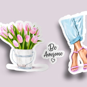 K&ouml;nnte beinhalten: Zwei Aufkleber, einer mit einem Strau&szlig; rosa Tulpen in einem wei&szlig;en Eimer und der andere mit einem Paar Beinen, die blaue Jeans und rosa High Heels tragen. Der Text "Be Awesome" mit einem Herzen befindet sich auf dem Aufkleber mit den Tulpen.