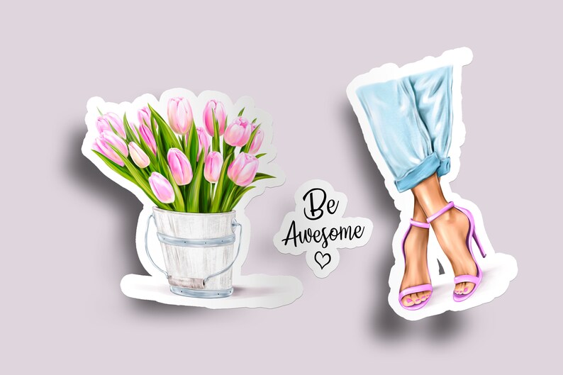 K&ouml;nnte beinhalten: Zwei Aufkleber, einer mit einem Strau&szlig; rosa Tulpen in einem wei&szlig;en Eimer und der andere mit einem Paar Beinen, die blaue Jeans und rosa High Heels tragen. Der Text "Be Awesome" mit einem Herzen befindet sich auf dem Aufkleber mit den Tulpen.