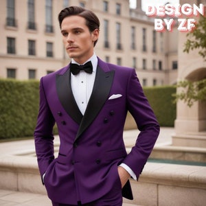 Puede incluir: Una chaqueta de traje de doble botonadura de color morado con solapa de sat&eacute;n negro y pajarita negra. La chaqueta tiene un cierre de bot&oacute;n &uacute;nico y cuatro botones en la parte delantera.