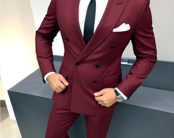 Traje cruzado burdeos: traje de novio de corte entallado para cena de bodas