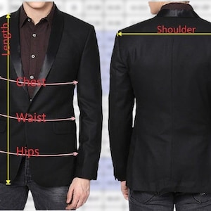 K&ouml;nnte beinhalten: Ein schwarzer Blazer mit einem Satin-Revers. Der Blazer wird von vorne und hinten gezeigt, mit Ma&szlig;en f&uuml;r L&auml;nge, Schulter, Brust, Taille und H&uuml;fte.