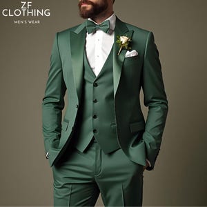 Pu&ograve; includere: Un abito verde scuro a tre pezzi con camicia bianca e papillon nero. Il vestito ha un risvolto in raso e un fazzoletto da taschino.