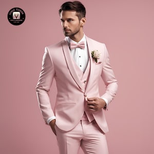 Puede incluir: Un traje de tres piezas de color rosa con camisa blanca y pajarita rosa. El traje tiene un cierre de bot&oacute;n &uacute;nico y un pa&ntilde;uelo de bolsillo con una flor blanca.