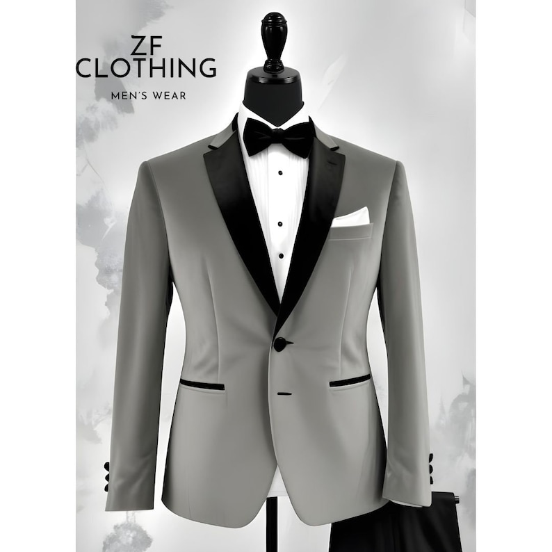 Puede incluir: Un traje de smoking gris con solapas negras, una pajarita negra y un pa&ntilde;uelo blanco. El traje se exhibe en un maniqu&iacute;. El texto "ZF CLOTHING MEN'S WEAR" es visible en la esquina superior izquierda.