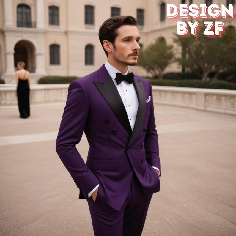 Puede incluir: Un hombre con un traje morado de doble botonadura con solapa de chal negro y pajarita negra. El traje tiene un acabado satinado y un corte ajustado. El hombre est&aacute; de pie frente a un edificio con una fachada de piedra. El texto "DESIGN BY ZF" es visible en la esquina superior derecha de la imagen.