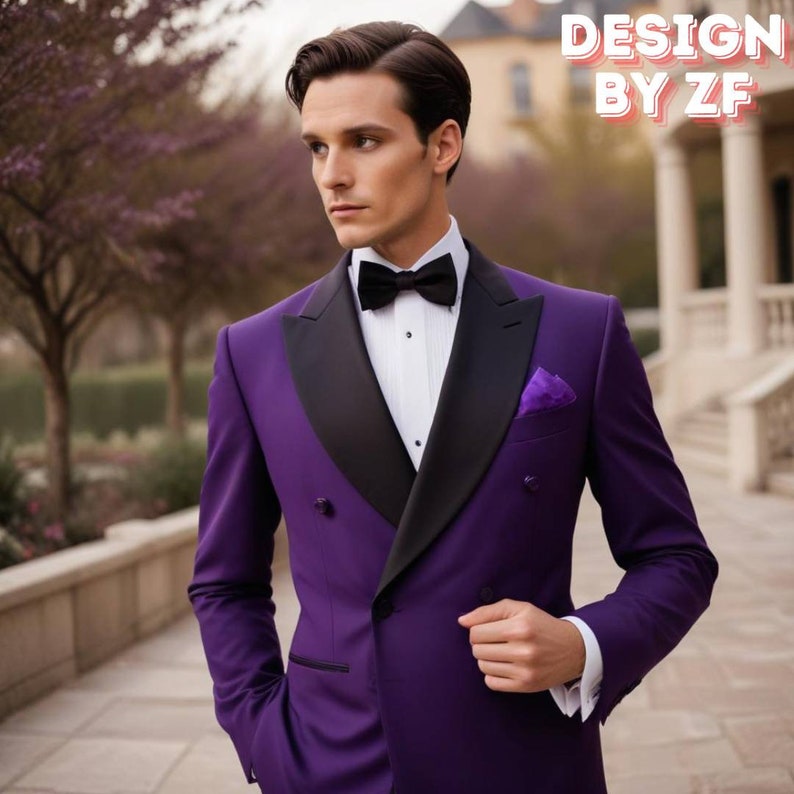 Puede incluir: Un hombre con un traje morado de doble botonadura con solapa de sat&eacute;n negro, camisa blanca, pajarita negra y pa&ntilde;uelo de bolsillo morado. El texto "DESIGN BY ZF" es visible en la esquina superior derecha de la imagen.