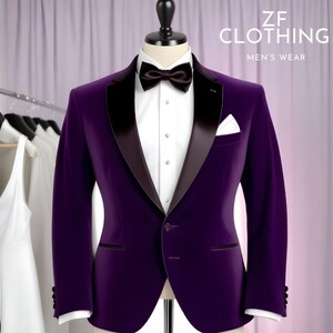 Puede incluir: Una chaqueta de esmoquin de terciopelo morado con solapa de sat&eacute;n negro y una camisa blanca con pajarita negra. La chaqueta tiene un cierre de bot&oacute;n &uacute;nico y un pa&ntilde;uelo de bolsillo. El texto "ZF CLOTHING MEN'S WEAR" es visible en la parte superior de la imagen.