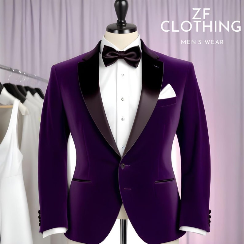 Puede incluir: Una chaqueta de esmoquin de terciopelo morado con solapa de sat&eacute;n negro y una camisa blanca con pajarita negra. La chaqueta tiene un cierre de bot&oacute;n &uacute;nico y un pa&ntilde;uelo de bolsillo. El texto "ZF CLOTHING MEN'S WEAR" es visible en la parte superior de la imagen.