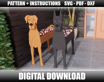 Puede incluir: Un patrón de descarga digital para una maceta de madera con forma de perro. La maceta se muestra en dos colores diferentes, negro y marrón. La maceta está sentada en un patio con una pared de ladrillo y una puerta en el fondo.