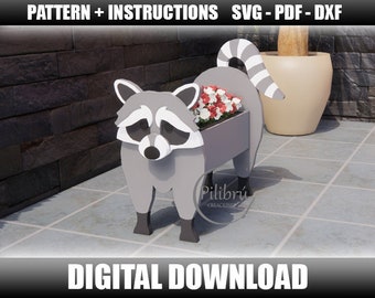 Puede incluir: Un macetero de mapache gris con cola rayada, sosteniendo una maceta con flores rosas y blancas. El macetero está de pie sobre un suelo de baldosas grises. La imagen incluye el texto "PATTERN + INSTRUCTIONS SVG - PDF - DXF" y "DIGITAL DOWNLOAD".