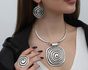 Set di gioielli in stile boho, composto da collana, anello e orecchini regolabili placcati in argento con motivo infinito.