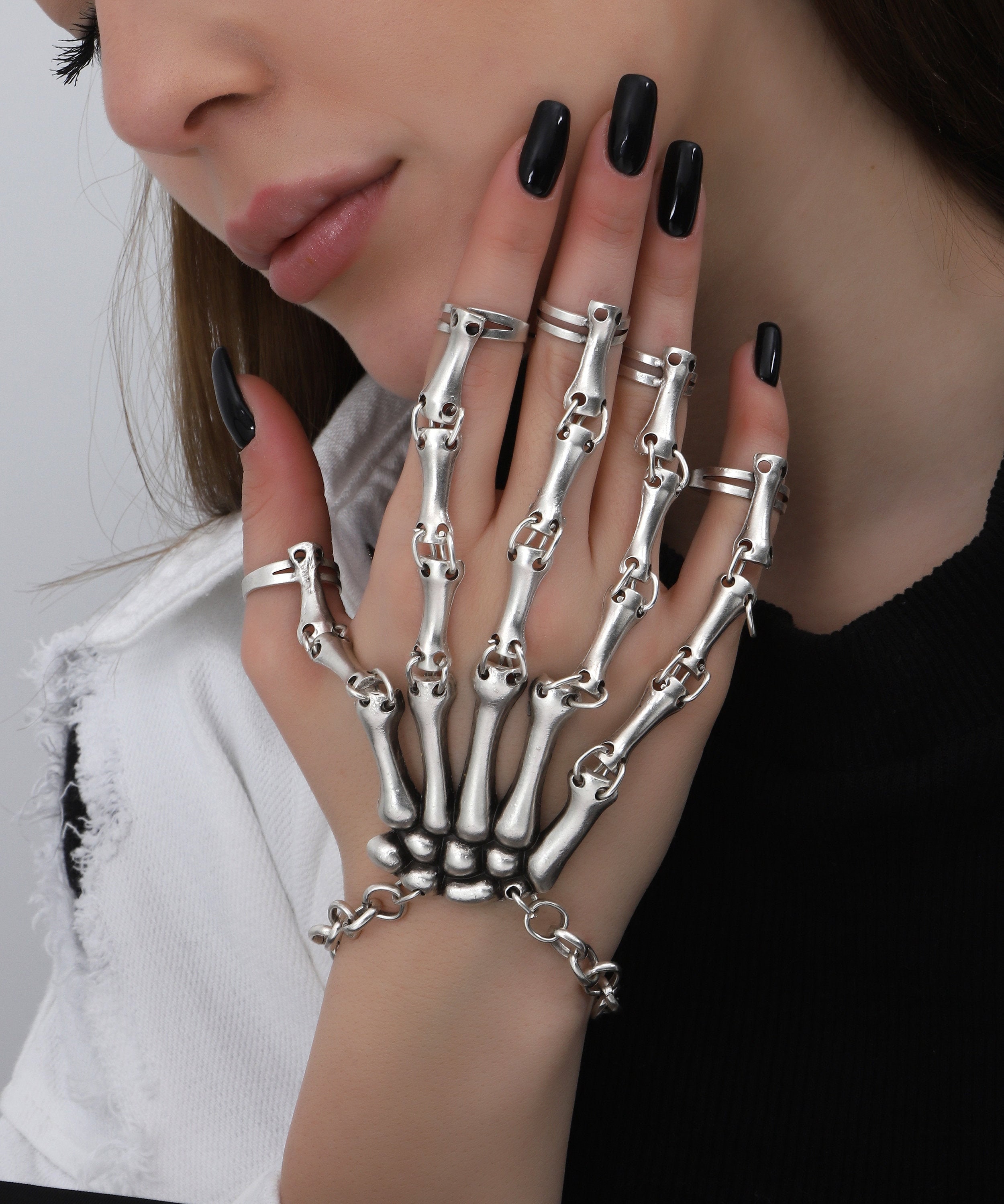 Metallic Skeleton Hand Bracelet | Pulseira elástica, Pulseira de mão, Joias  bonitas
