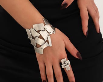 Handgjort silverpläterat armbandsring smyckeset. Hantverksmässiga bohemiska smycken