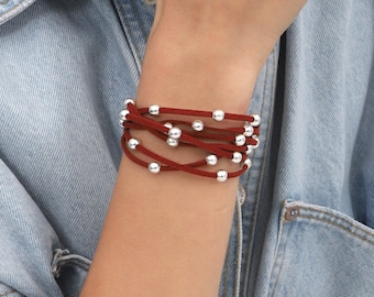 Artisan rode leren wikkelarmband: verstelbare boho-stijl