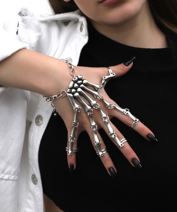 Pulsera de mano de esqueleto punk de Halloween con anillo, diseño de articulación de hueso, cadena de mano fantasma espeluznante para hombres y mujeres, accesorios góticos de cosplay (negro