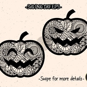 Op de afbeelding: Twee zwart-witte Halloween-pompoenillustraties met ingewikkelde mandala-ontwerpen. De pompoenen hebben een gesneden jack-o'-lantern-gezicht.