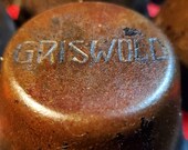 ANTIQUE GRISWOLD Muffin Pan. Circa 1890-1910. 11 Cups. ( 10 Erie, PA. Model 948 F ) Pan is 11 1 4 quot X 7 3 4 quot . Best Antique Iron Cookware
