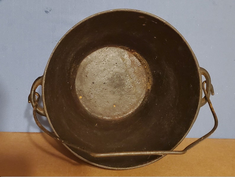 Great Antique CAST IRON POT W/ Bail Handle. 6 5/8 H X 6.5 D bottom