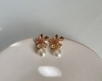 Flower Pearl Earrings,Vintage Pearl Earrings,Pearl Drop Earrings,Gold Pearl Earrings,Baroque Pearl Earrings,Bridesmaid Gift
