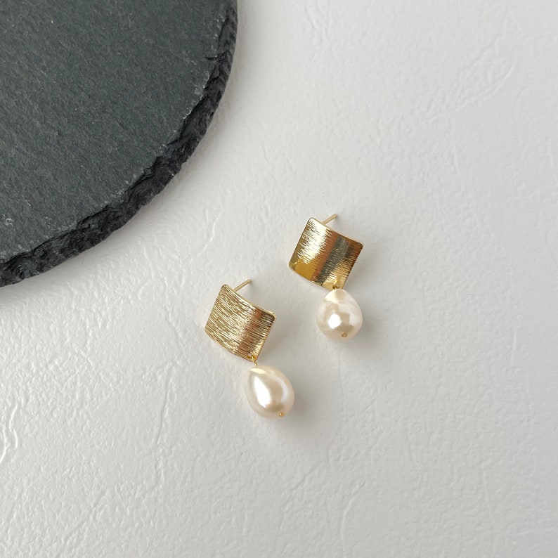 Baroque Pearl Drop Earrings,Wedding Earrings,Dangle Earrings,Minimalist Jewelry,Gold Pearl Earrings,Bridesmaid Gift image 9