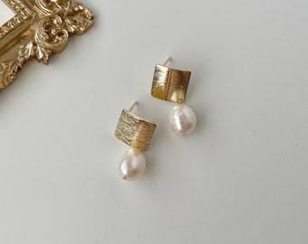 Baroque Pearl Drop Earrings,Wedding Earrings,Dangle Earrings,Minimalist Jewelry,Gold Pearl Earrings,Bridesmaid Gift