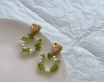 Green Peridot & Freshwater Pearl Earrings,August Birthstone Earrings,Peridot Chips,Drop Pearl Earring,Green Earrings For Women