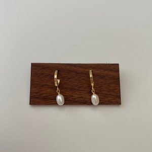 Dainty Pearl Drop Earrings,Pearl Huggie Earrings,Gold Pearl Earrings,Real Pearl Earrings,Pearl hoops,Bridesmaid Gift