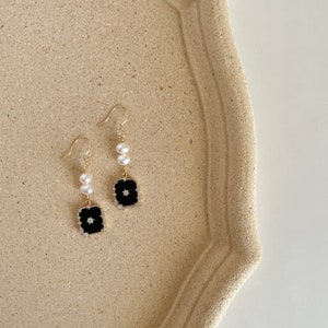 Pearl drop earrings,Bridesmaid Earrings,Pearl Earrings Dangle,Gold Pearl Earrings,Vintage Black Onyx Pendant Earrings,Gift For Her