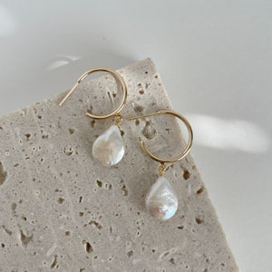 Teardrop Pearl Hoops Earrings,Pearl Huggie Earrings,Pearl Drop Earrings,Baroque Pearl Earrings,Bridesmaids Jewelry,Gift for Her